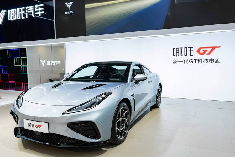 惠州207哪吒汽车在智能汽车领域的表现，领途汽车在新能源汽车市场中的影响力